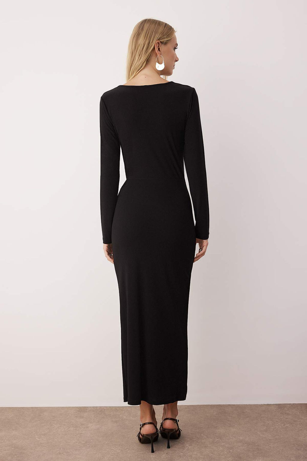 Siyah Duz Buzgulu Kay?k Yaka Astarl? Bodycone/Vucuda Oturan Maxi Orme Elbise TWOAW26EL00063