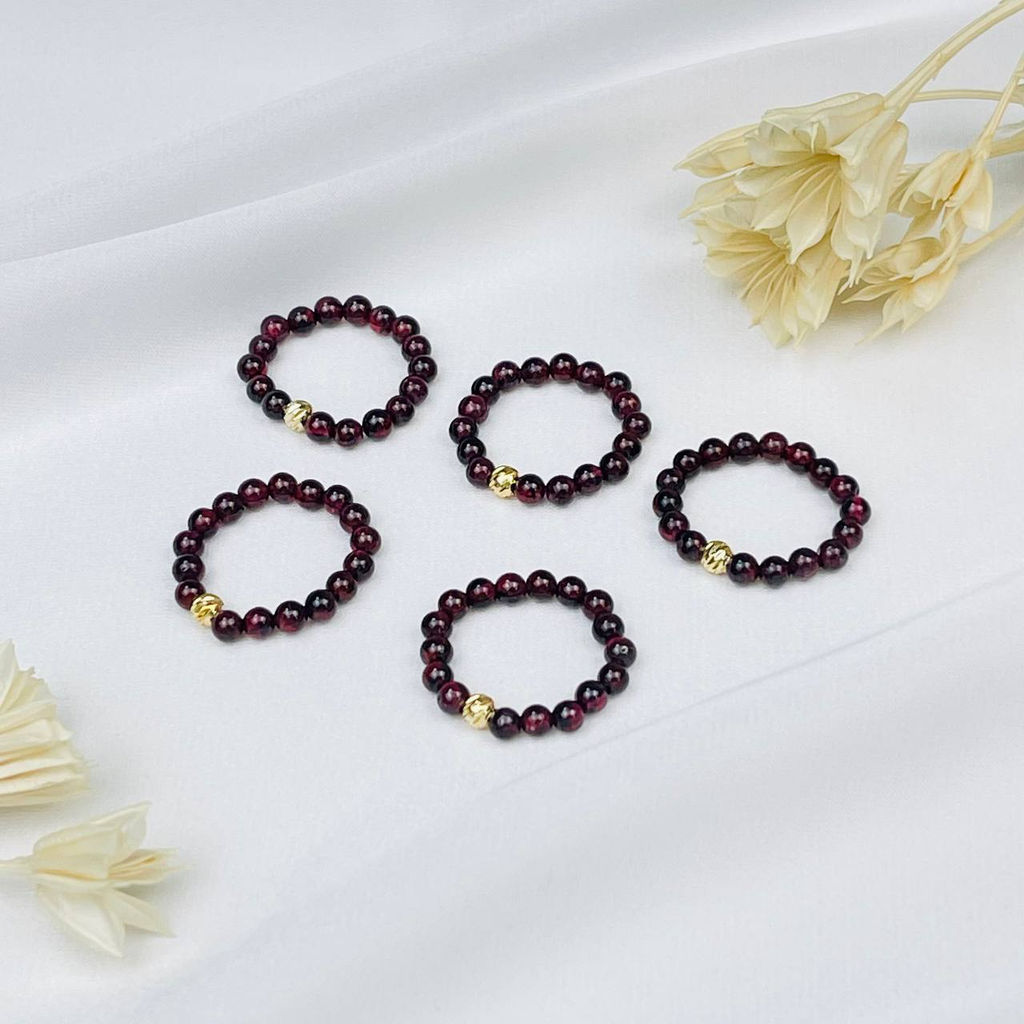 Кольцона резинке из Граната 17 р.