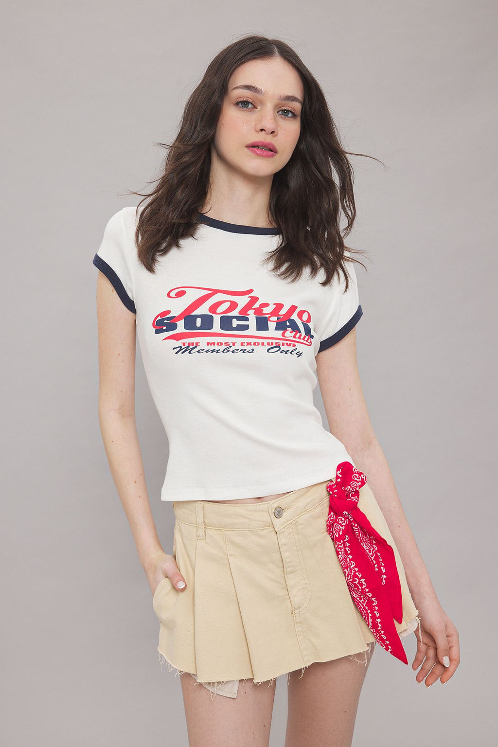 TRENDYOLMILLA Ekru Slogan Bask? Renk Bloklu Fitted/Vucuda Oturan Orme T-Shirt TWOSS25TS00094