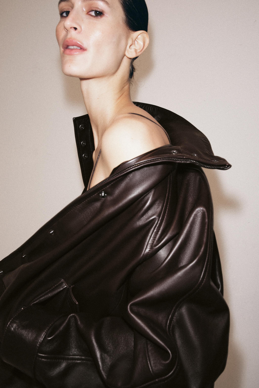CHAQUETA BOMBER PIEL 100% ZW COLLECTION / Marr?n - Zara фото 2