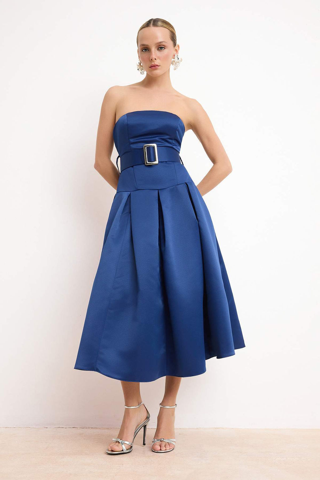 Lacivert Saten Straplez Yaka Pileli Kemer Detayl? Midi Elbise TPRSS26EL00007 - Trendyolmilla фото 2