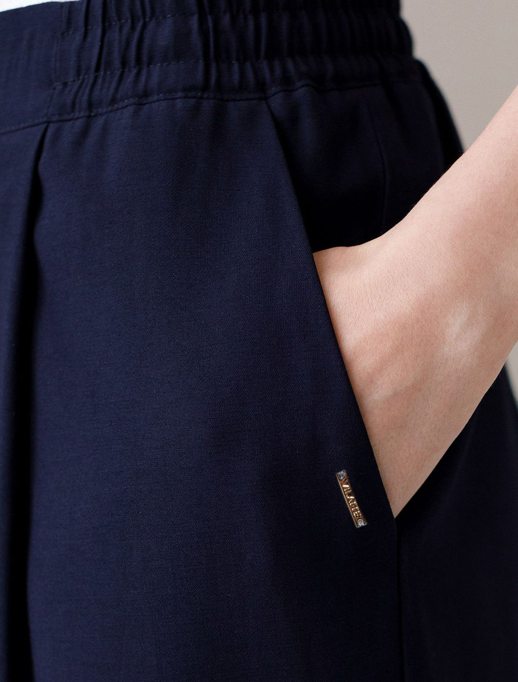 Брюки бананы с поясом на резинке из плотного лиоцелла - Vilatte фото 4