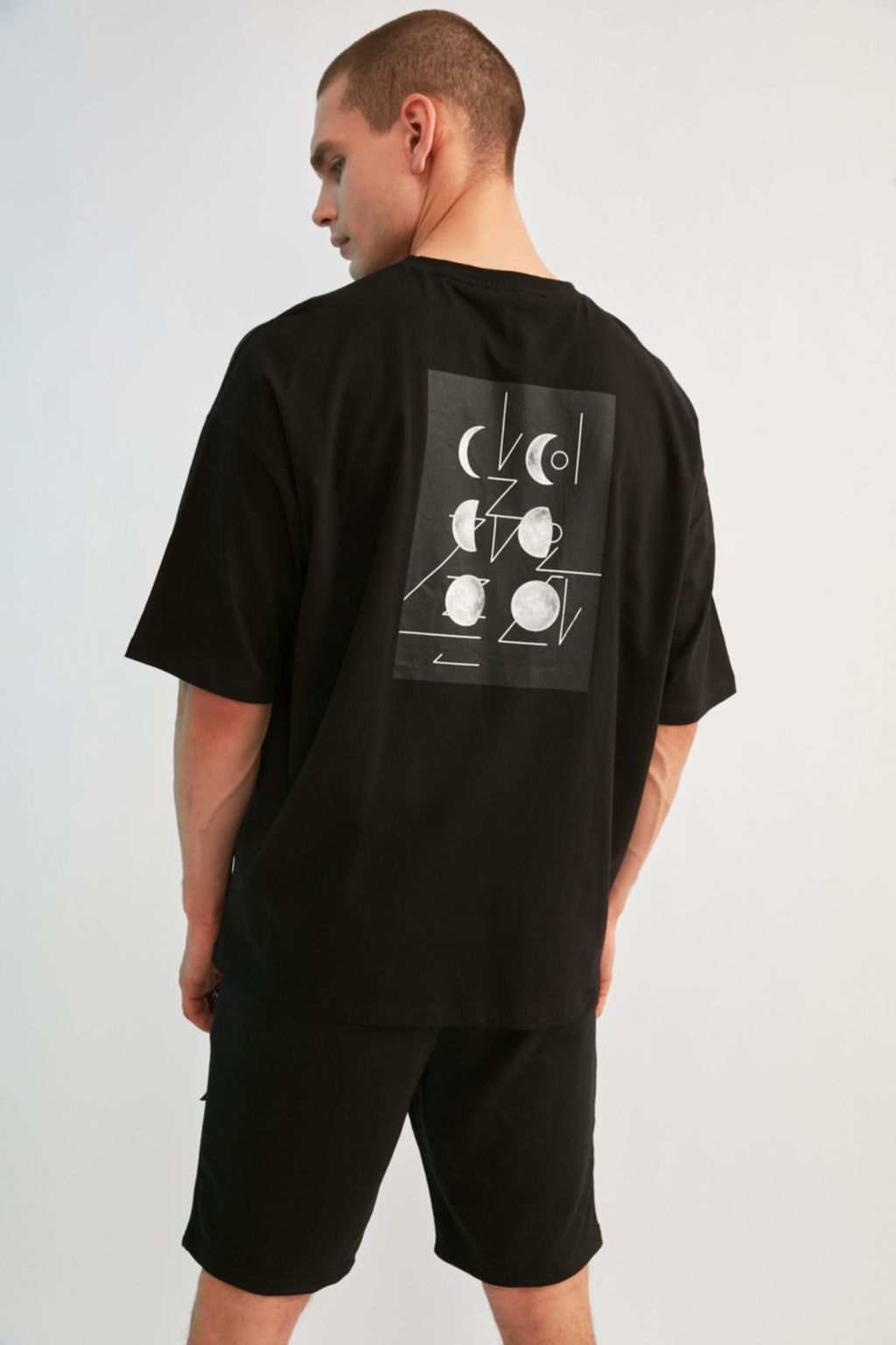 TRENDYOL MAN Siyah Oversize/Genis Kesim K?sa Kol Uzay Bask?l? %100 Pamuklu T-Shirt TMNSS21TS0617