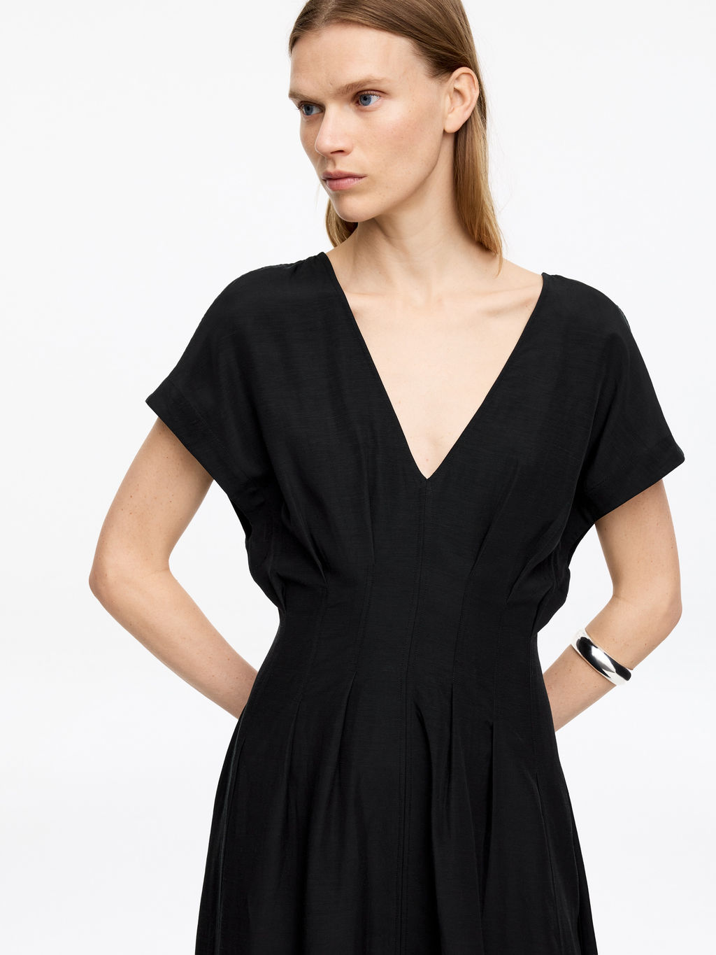 Vestido con escote de pico y cintura plisada - H&m фото 3