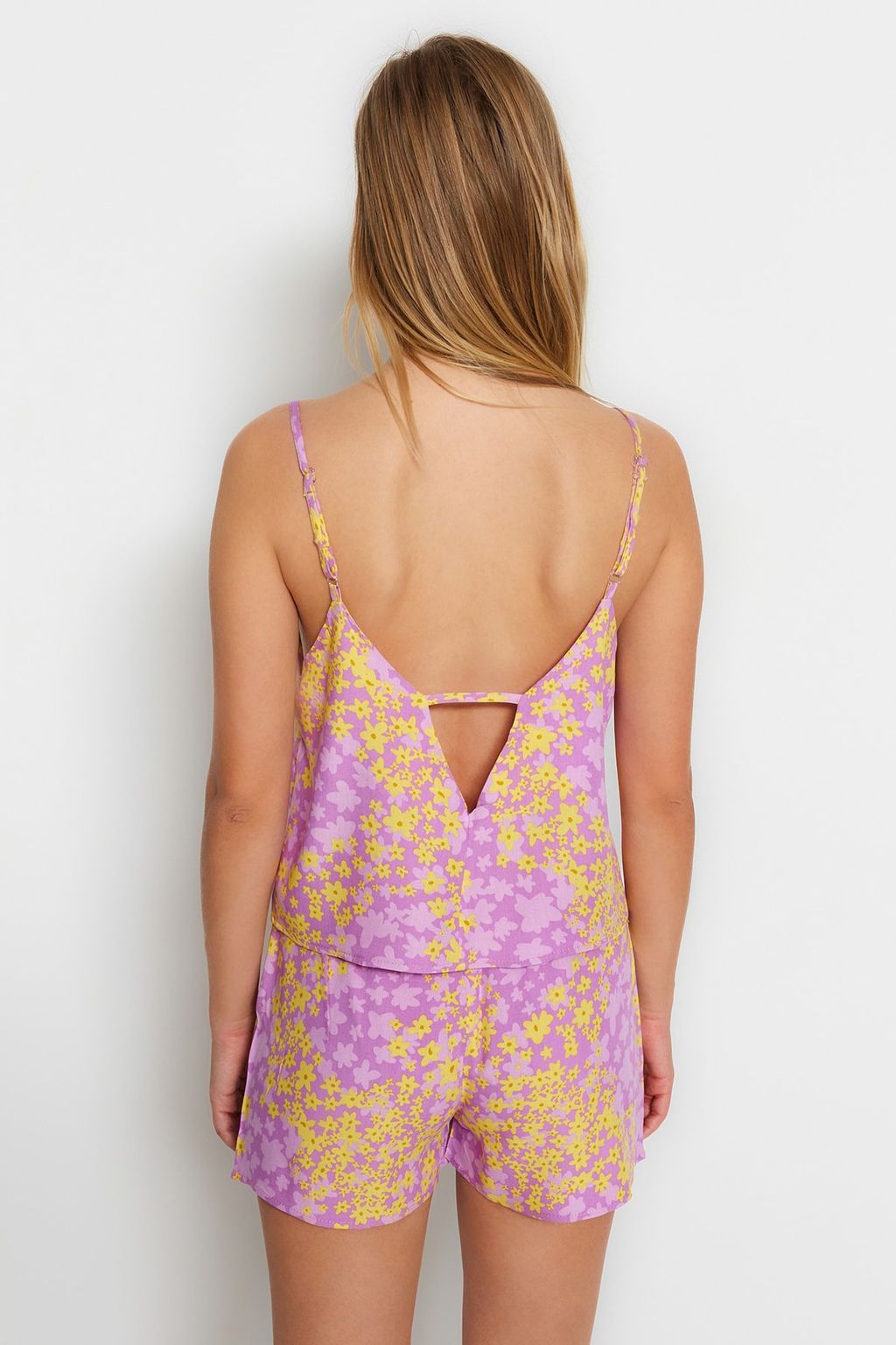 Trendyolmilla Cok Renkli Cicekli Ip Ask?l? Viskon Sortlu Dokuma Pijama Tak?m? THMSS23PT00003