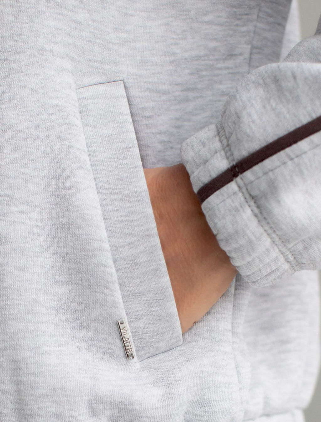 Бомбер среднего объема из эластичного футера трехнитики c начесом - Vilatte фото 4