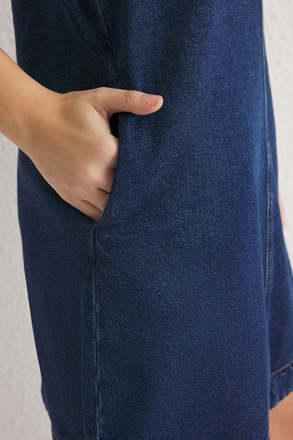 TRENDYOLMILLA Koyu Mavi Ask?l? Oversize Mini Denim Elbise TWOSS25EL00005  фото 4