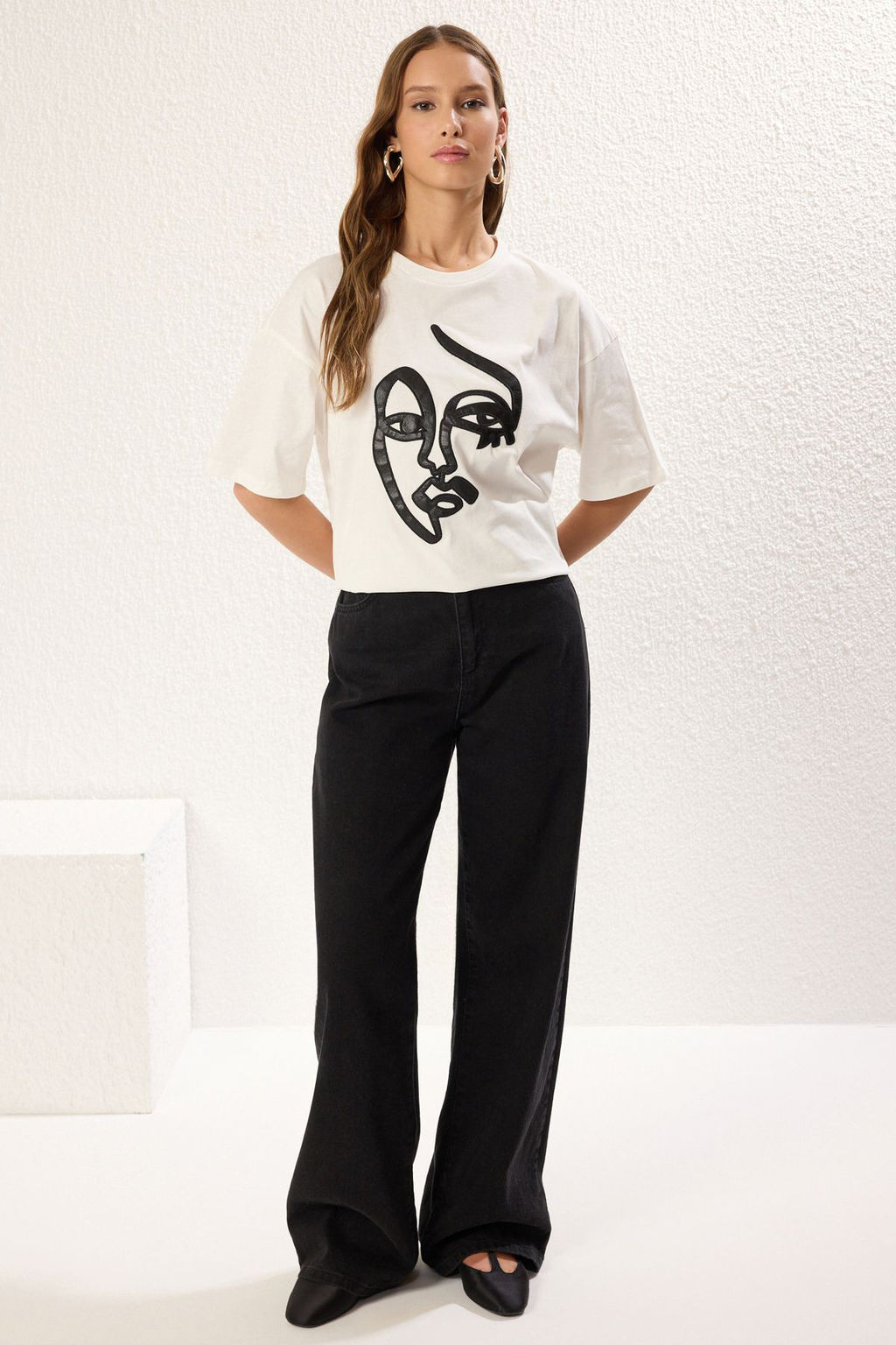 TRENDYOLMILLA Ekru %100 Pamuk Kabartma Bask?l? Oversize/Genis Kal?p Orme T-Shirt TWOSS25TS00081 фото 2