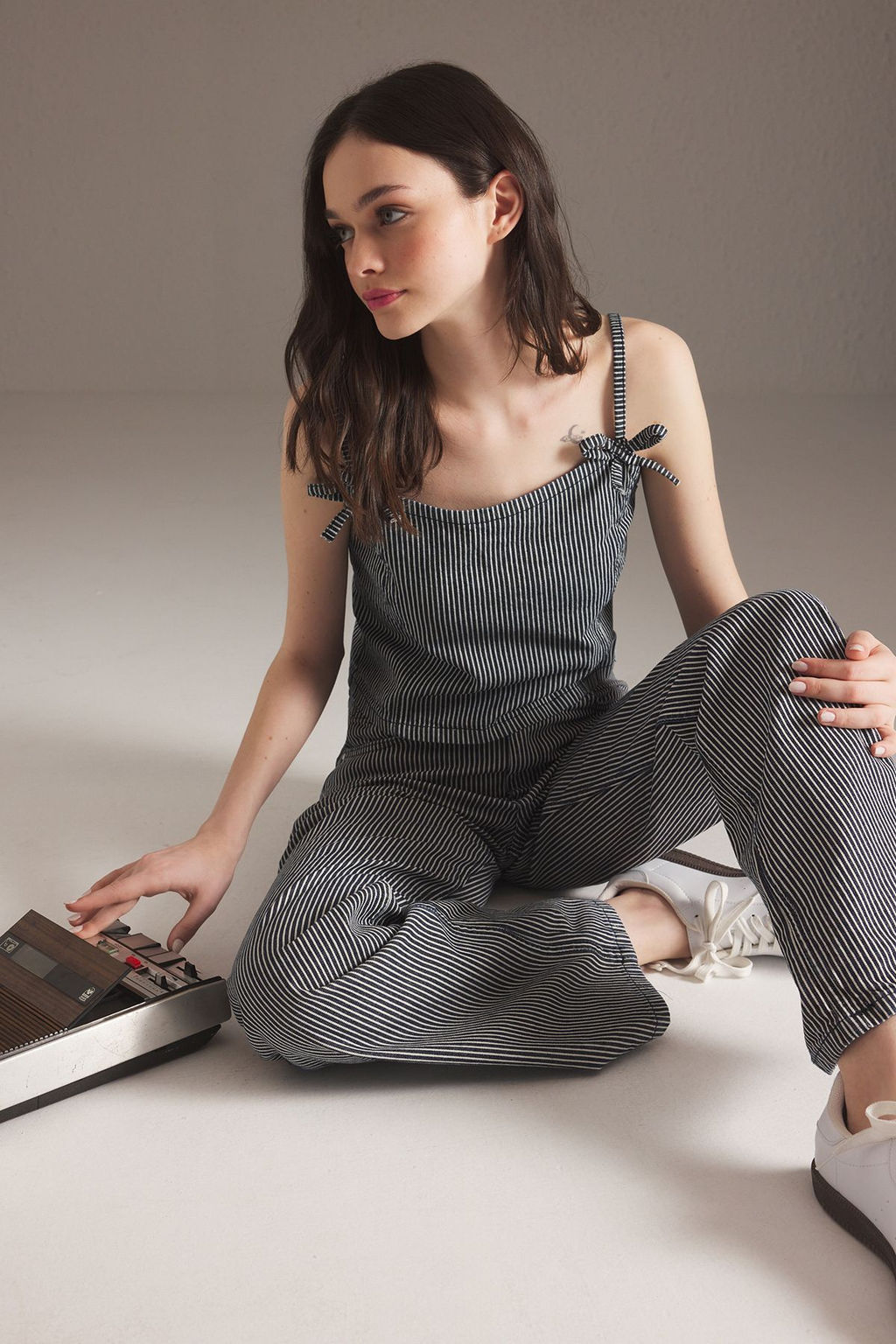 Koyu Mavi Cizgili Kurdele/Fiyonk Detayl? Ince Ask?l? Denim Bluz TWOSS25BZ00480