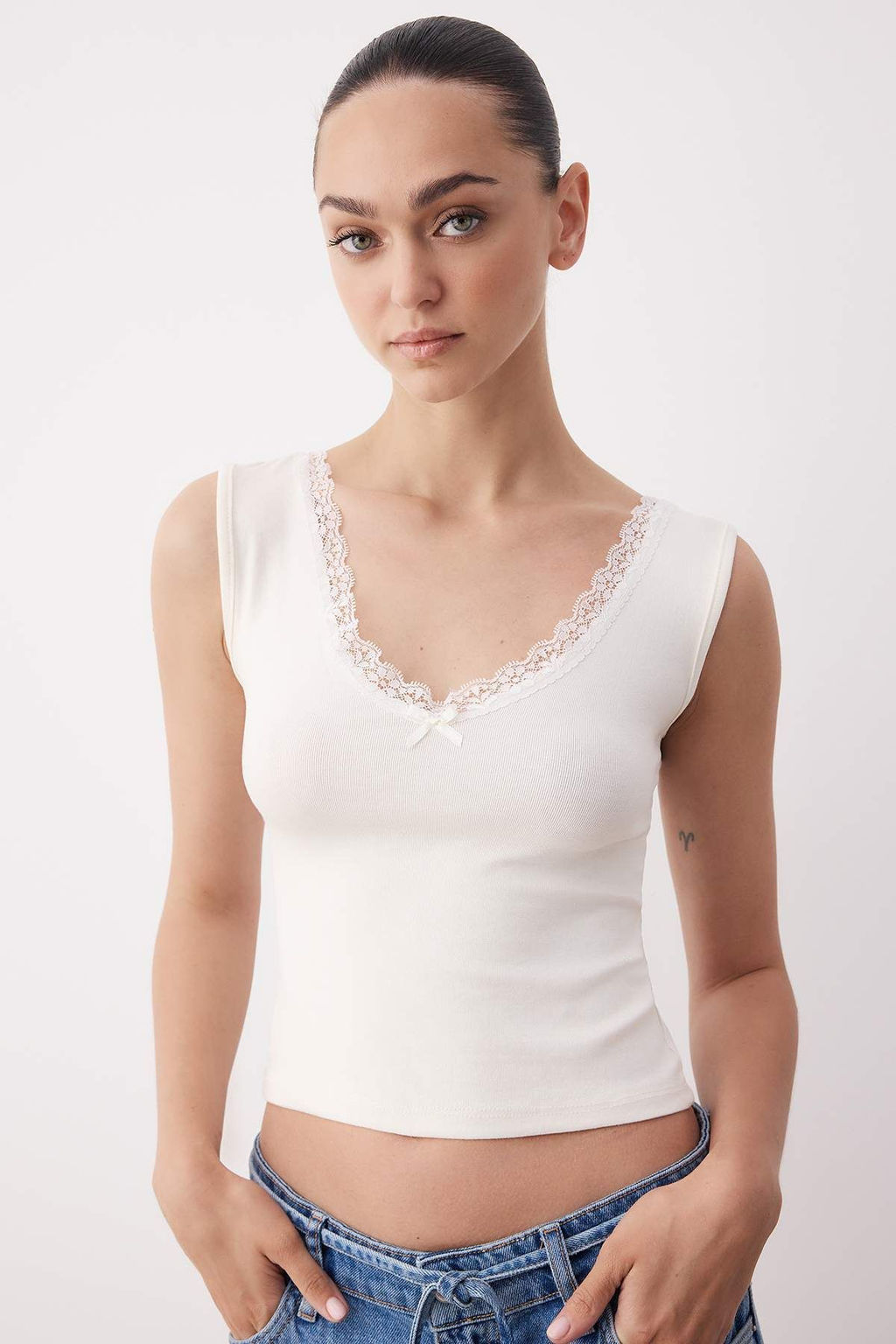 Siyah Dantel Detayl? V Yaka Pamuklu Esnek Orme Atlet TWOSS25BZ00597 - Trendyolmilla фото 2