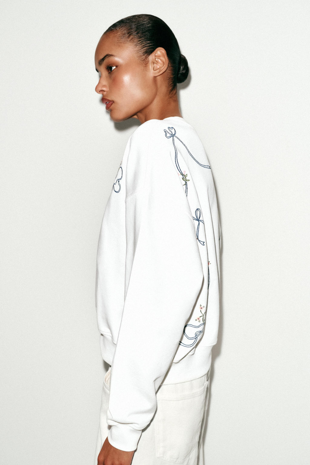SUDADERA BORDADO FLORES / Blanco - Zara фото 6