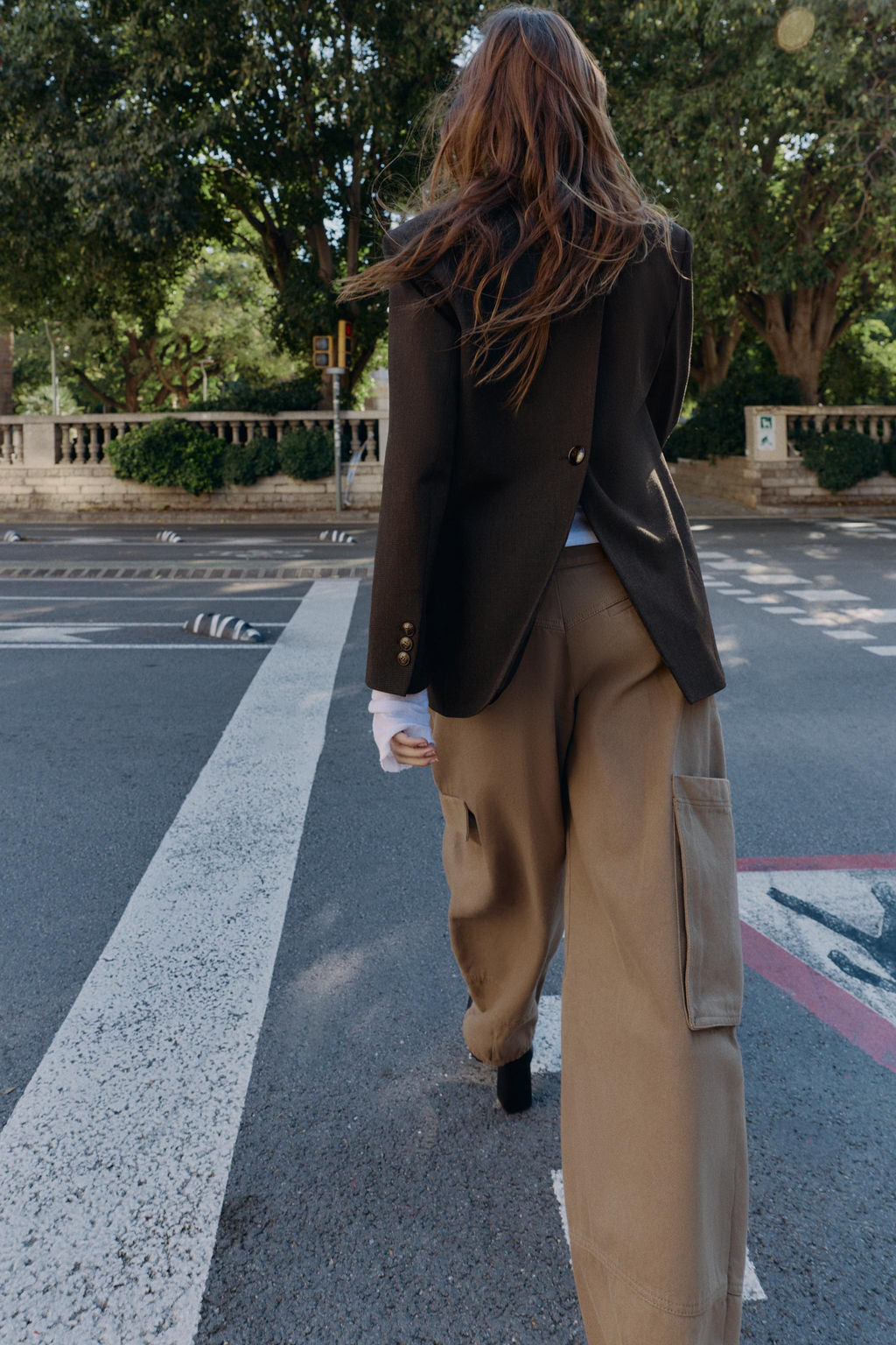 BLAZER WITH SHOULDER PADS AND BACK BUTTON DETAIL - Zara фото 5