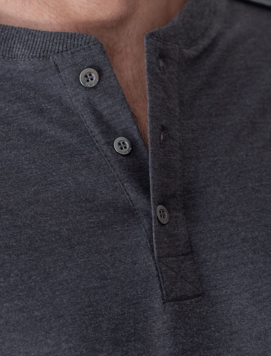 Тонкий лонгслив с круглым воротом на пуговицах из премиального хлопка с эластаном