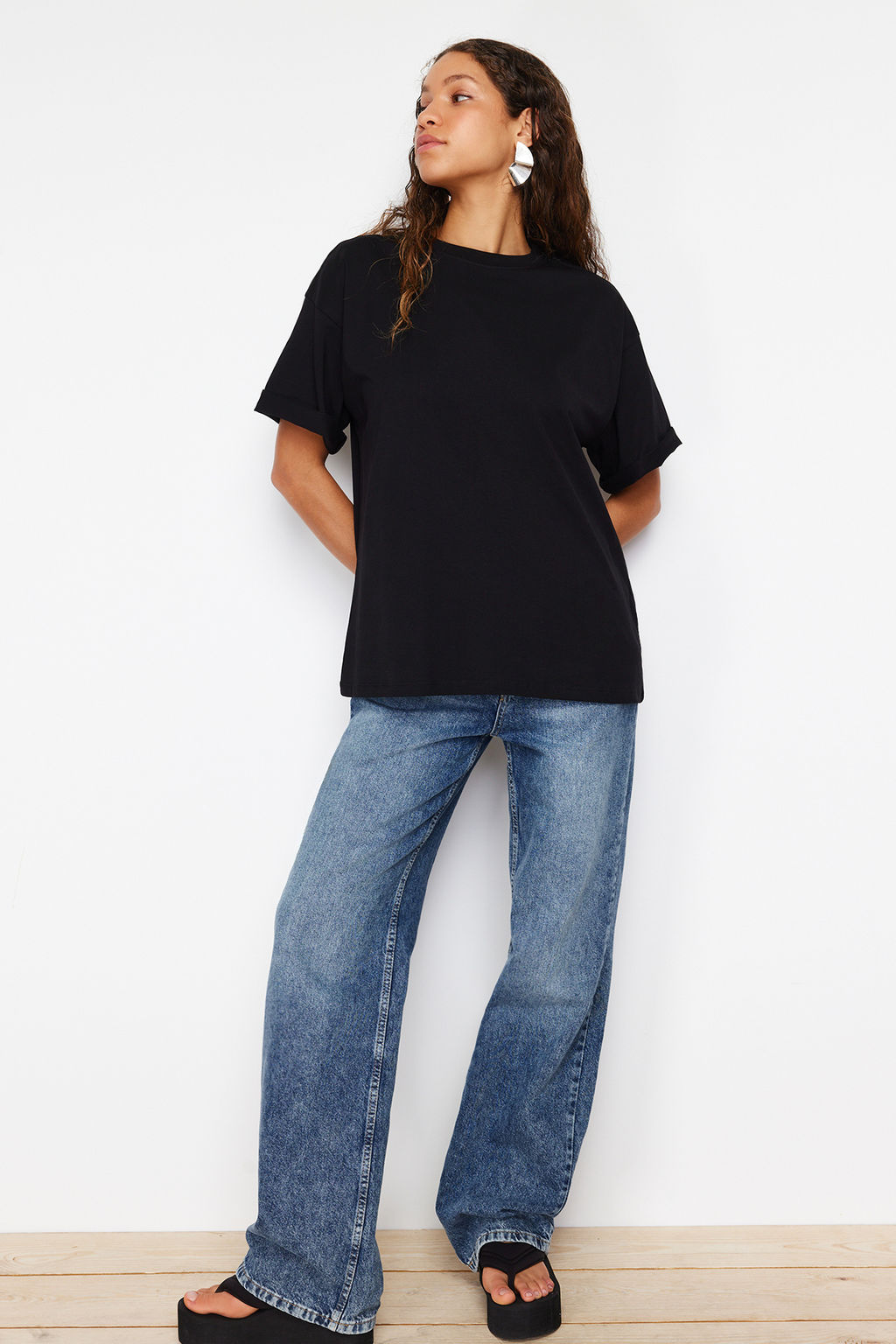 Siyah %100 Kal?n Pamuklu Premium Oversize/Genis Kal?p Bisiklet Yaka Orme T-Shirt TWOSS23TS00040