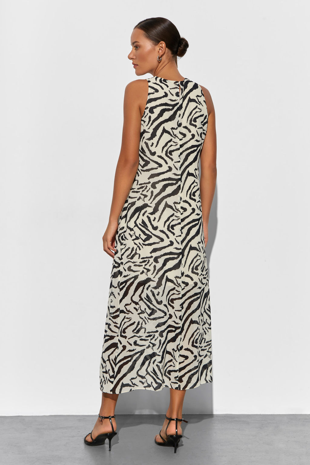 Платье миди с открытыми плечами принт зебра - Mollis фото 4