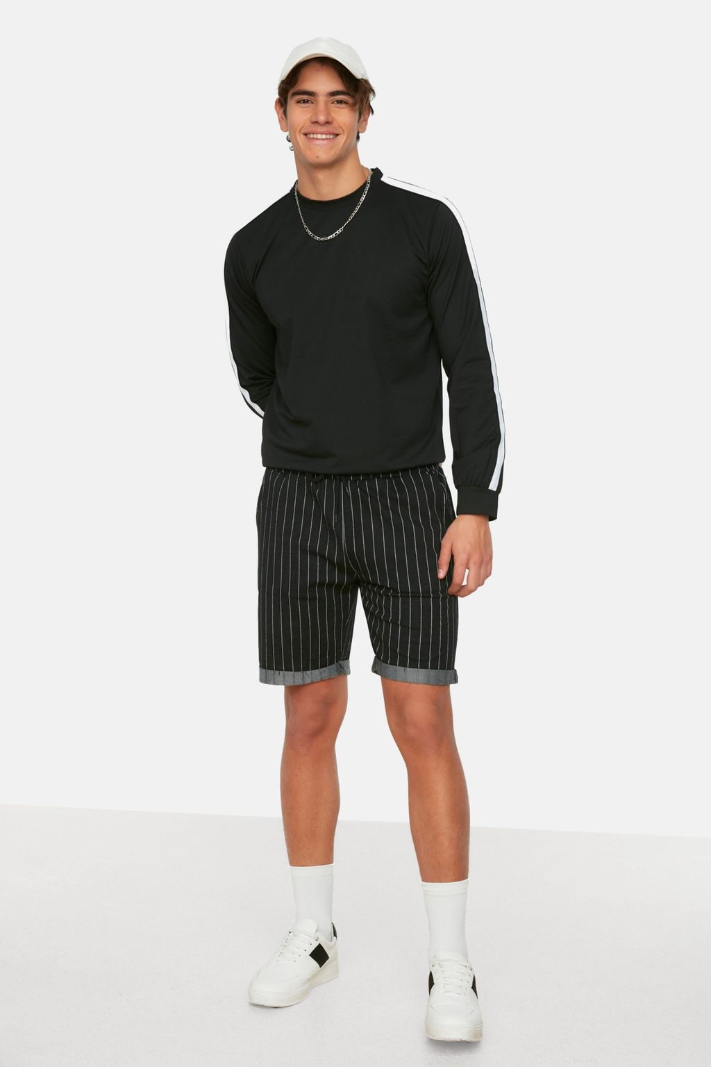 Siyah Regular Orta Boy/Normal Kesim Cizgili Sort TMNSS20SR0200