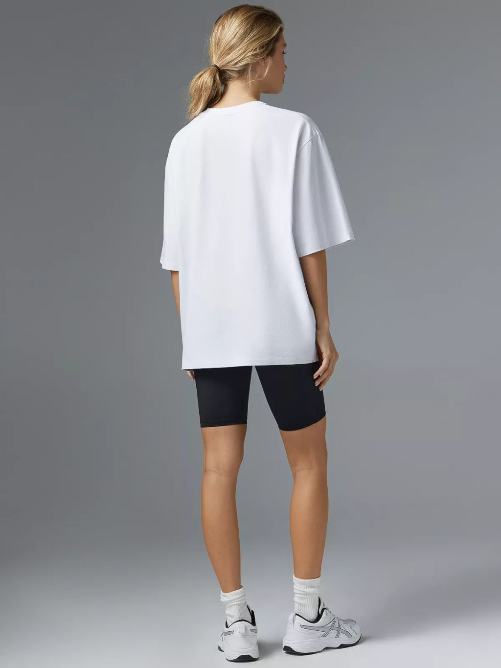 Футболка оверсайз с разрезом белая