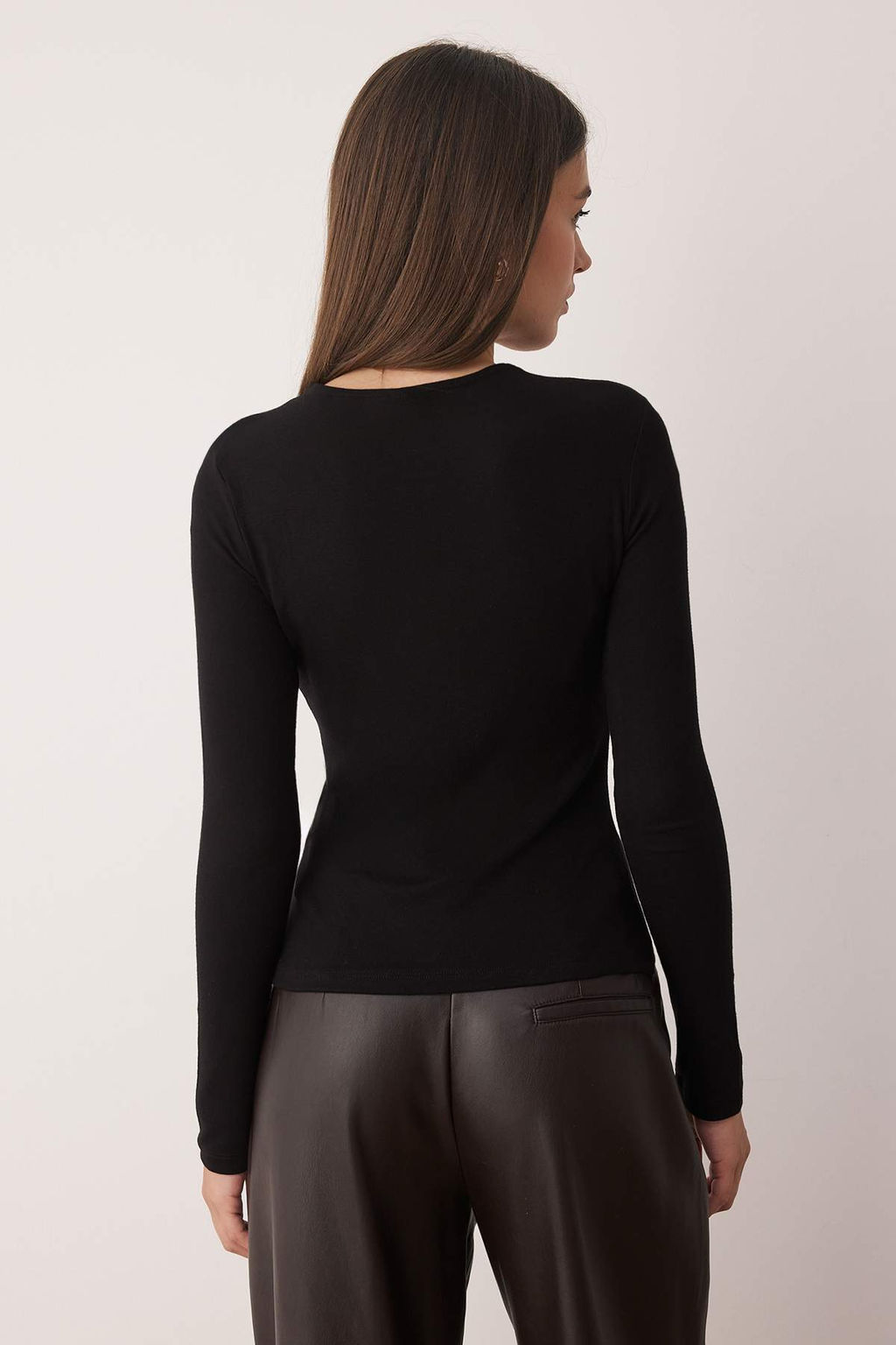 Siyah Cut Out Detayl? Vucuda Oturan Yumusak Tuseli Esnek Orme Bluz TWOAW26BZ00126