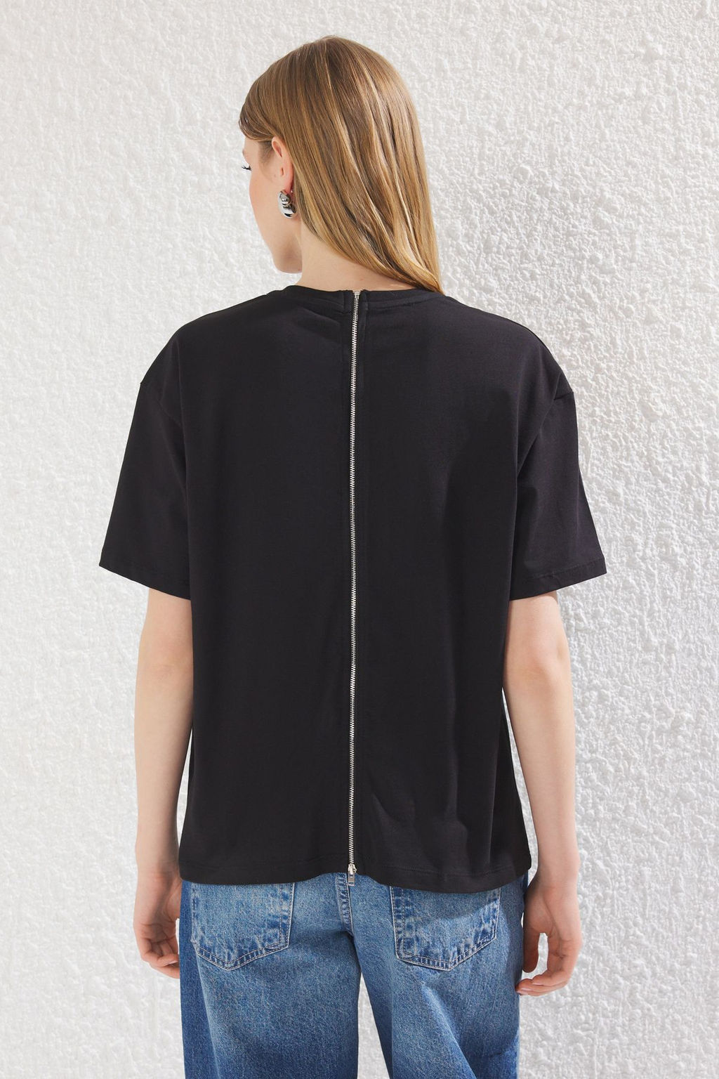 Siyah %100 Kal?n Pamuklu Fermuar Detayl? Relaxed/Rahat Kal?p Orme T-Shirt TWOSS24TS00272