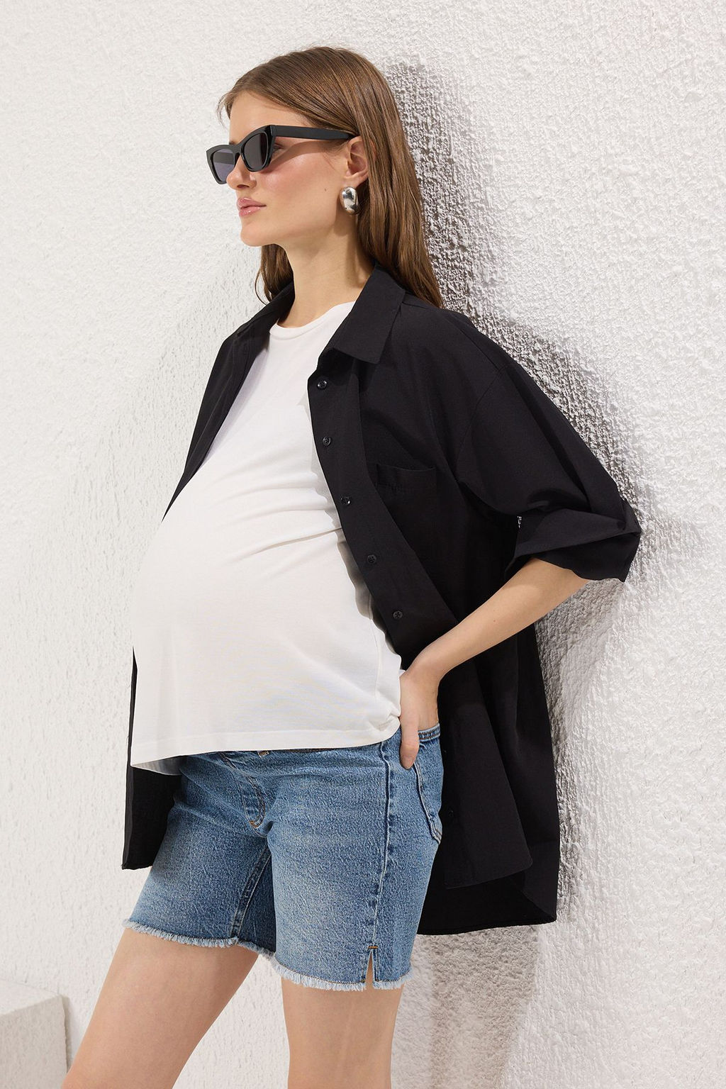 TRENDYOLMILLA Mavi Yanlar? Lastikli Hamile Denim Sort TBBSS25AP00029