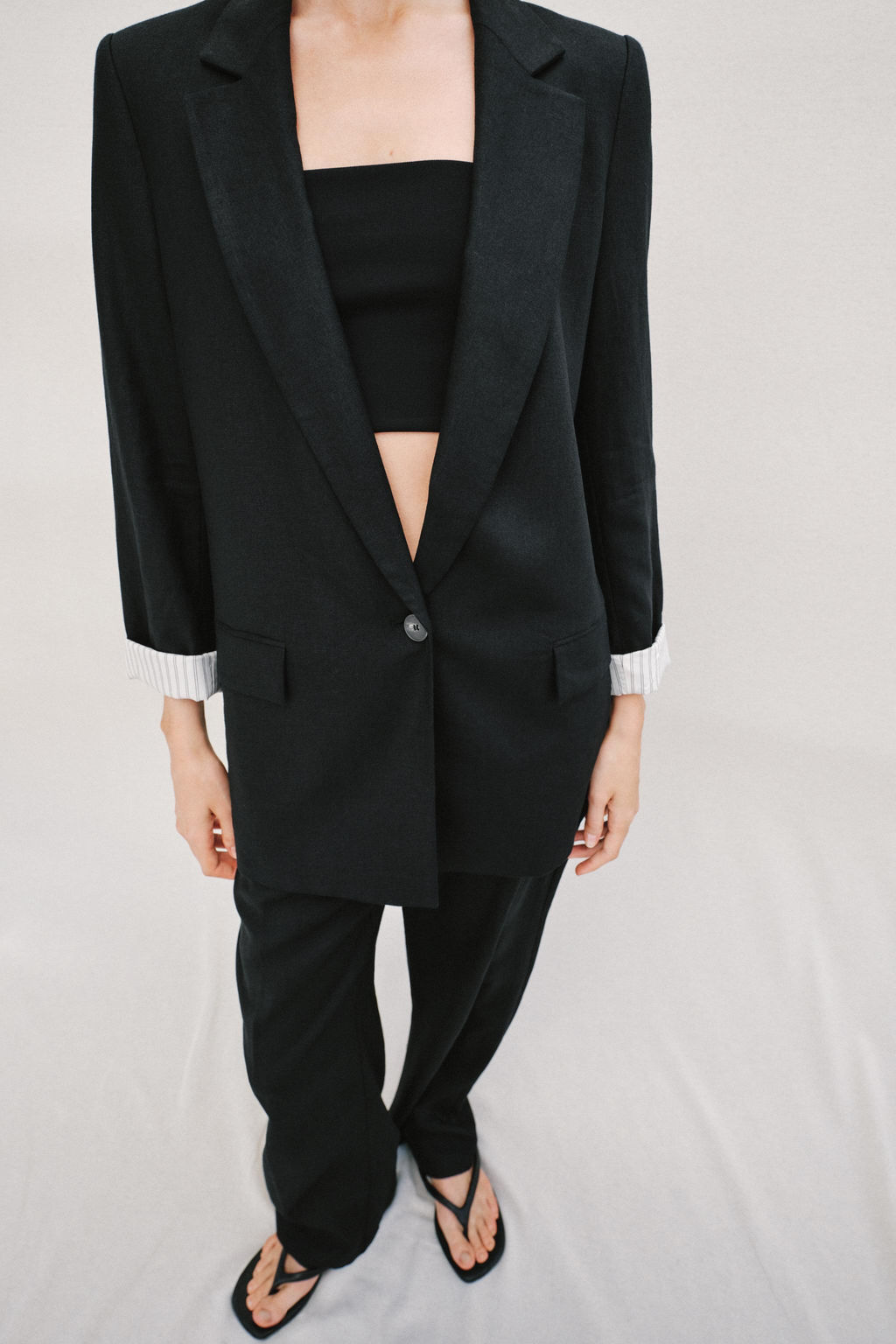 BLAZER CON LINO MANGA REMANGADA / Negro - Zara фото 4