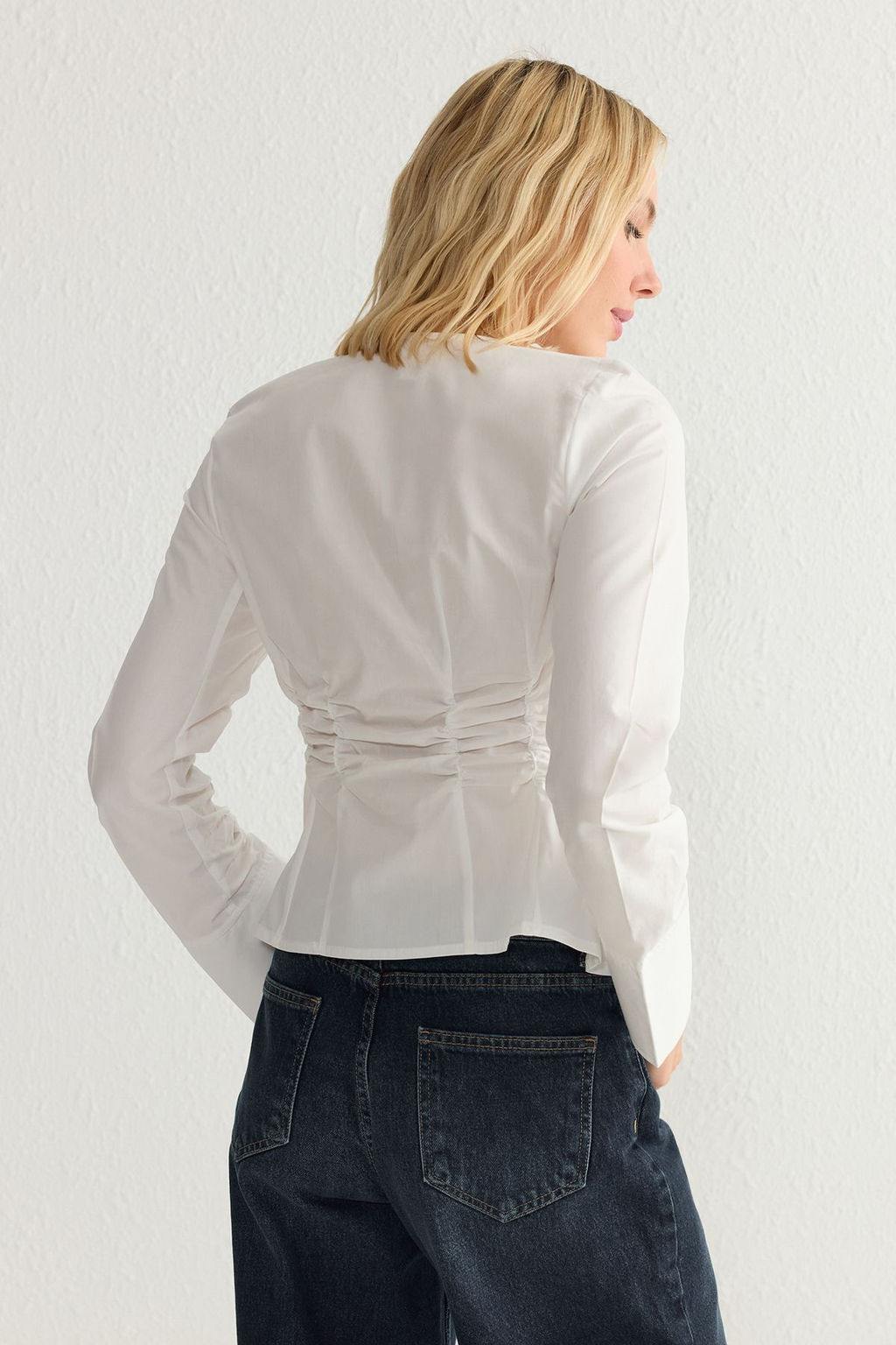 TRENDYOLMILLA Beyaz Belde Buzgu Detayl? Onden Kancal? Fitted Dokuma Gomlek TWOSS25GO00020  фото 5