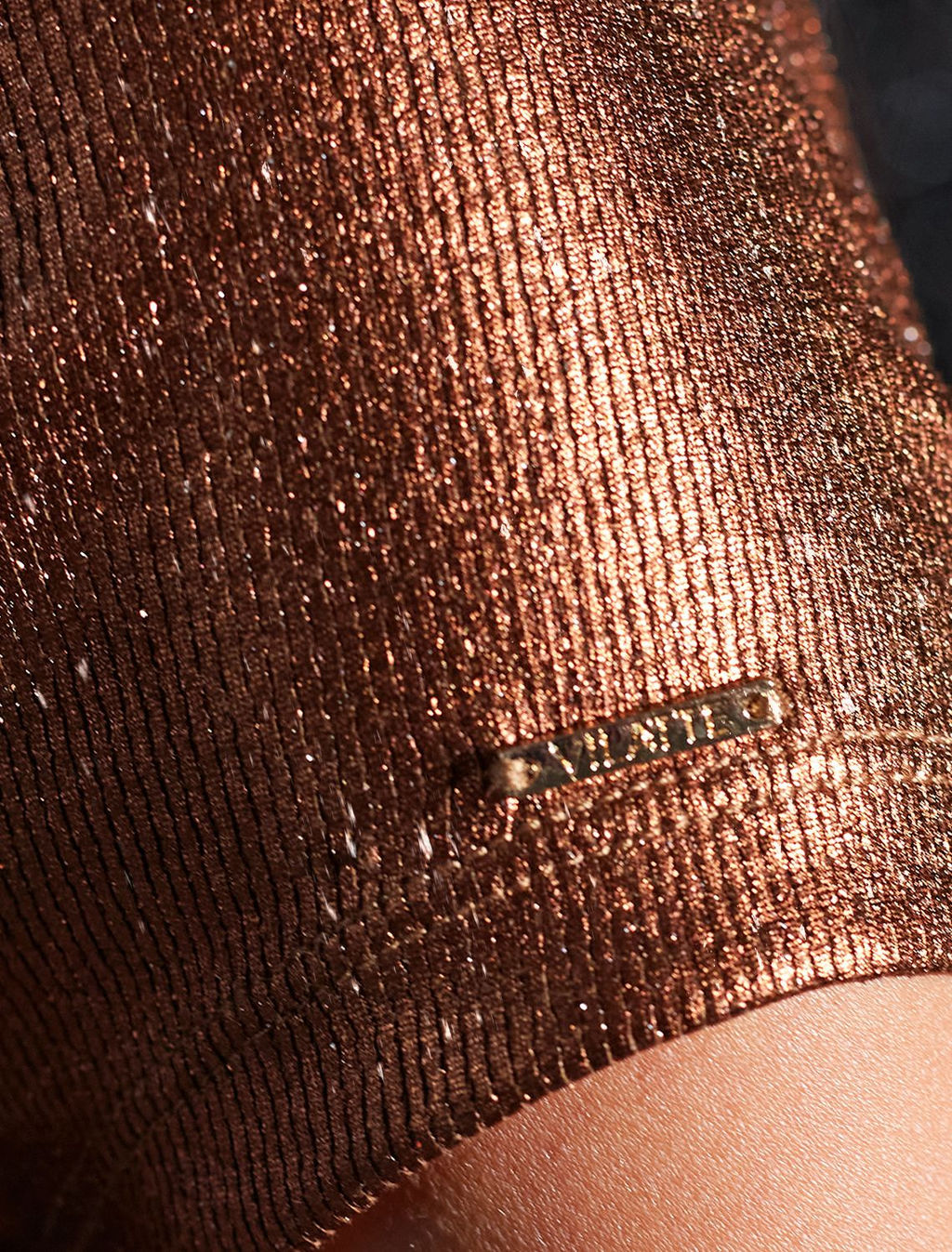 Футболка облегающая из хлопка в рубчик с вырезом лодочка с матовым покрытием металлик