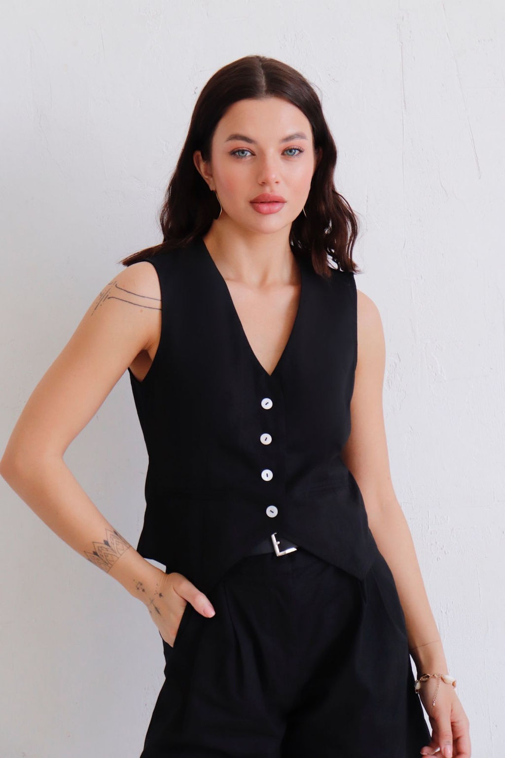 12728 Костюм из жилета и шорт чёрный - Martichelli фото 4