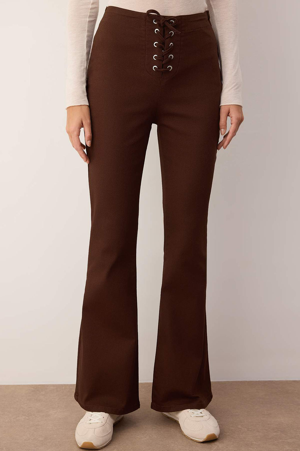 Kahverengi Flare Kal?p Baglama Detayl? Gabardin Pantolon TWOAW26PL00064