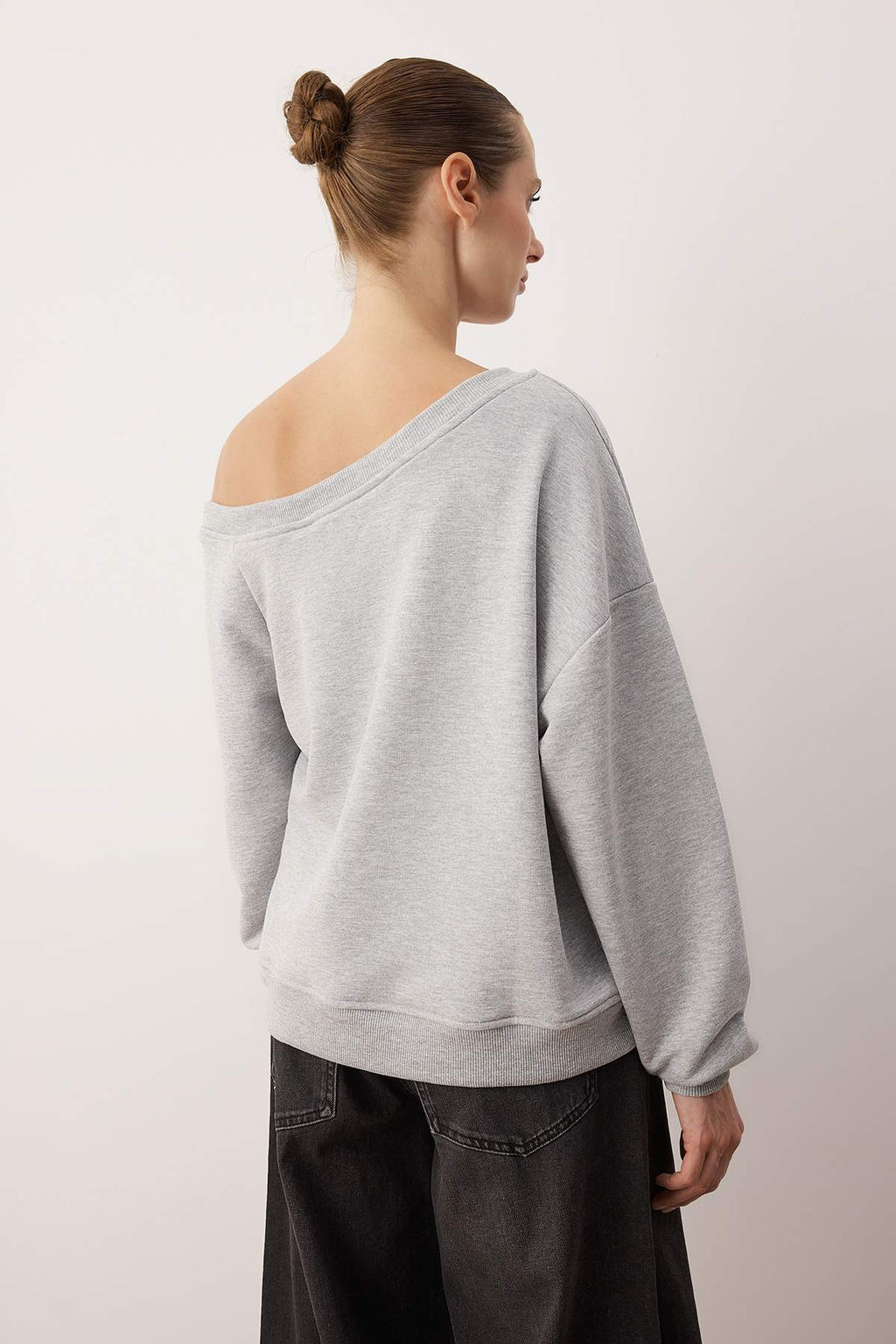 Gri Melanj Antrasit Slogan Bask?l? Ac?k Omuzlu Orme Sweatshirt TWOAW26SW00201