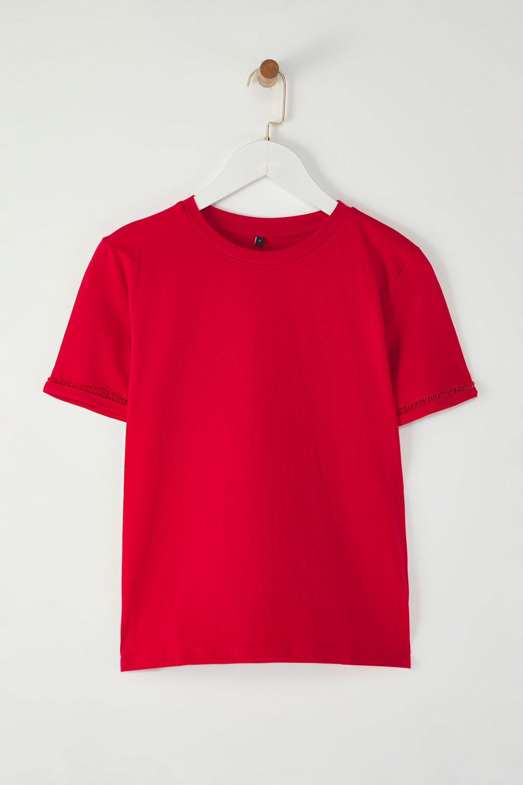 K?rm?z? %100 Pamuk Isleme Detayl? Basic Bisiklet Yaka Orme T-Shirt TWOSS23TS00012