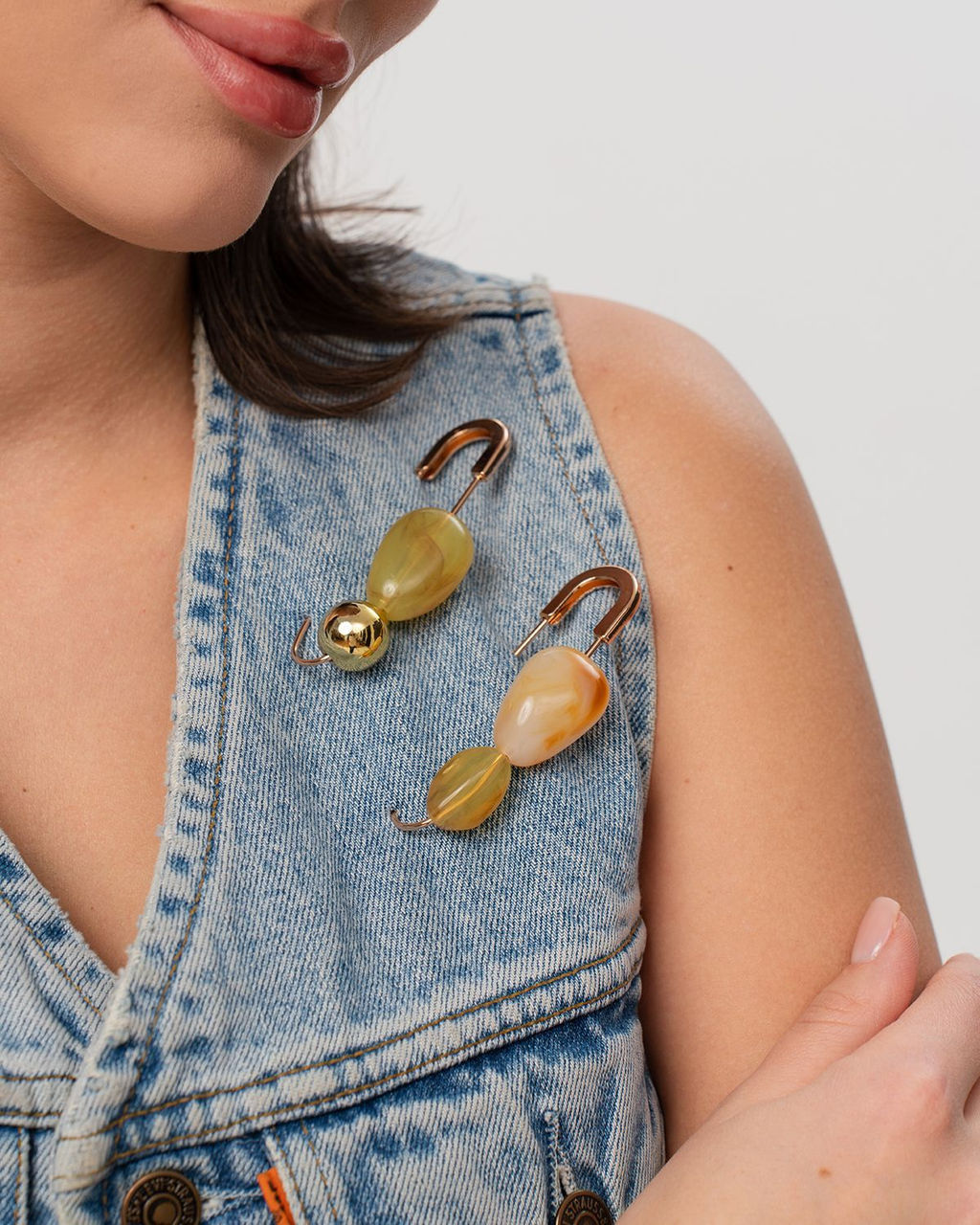 Брошь с камнями