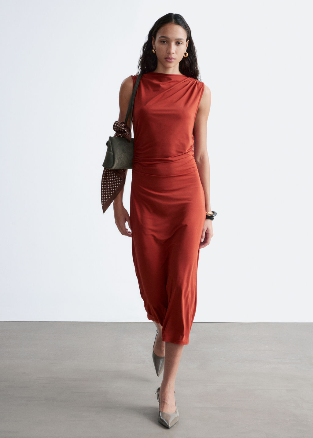 Vestido midi drapeado sin mangas - H&m фото 8