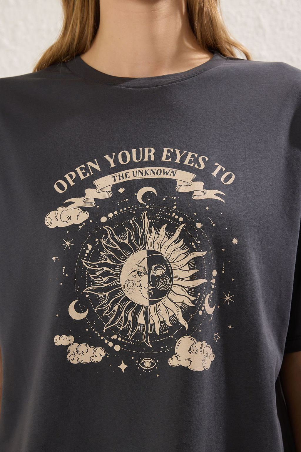 TRENDYOLMILLA Antrasit %100 Pamuk Oversize/Genis Kal?p Bask?l? Orme T-Shirt TWOSS25TS00148  фото 4