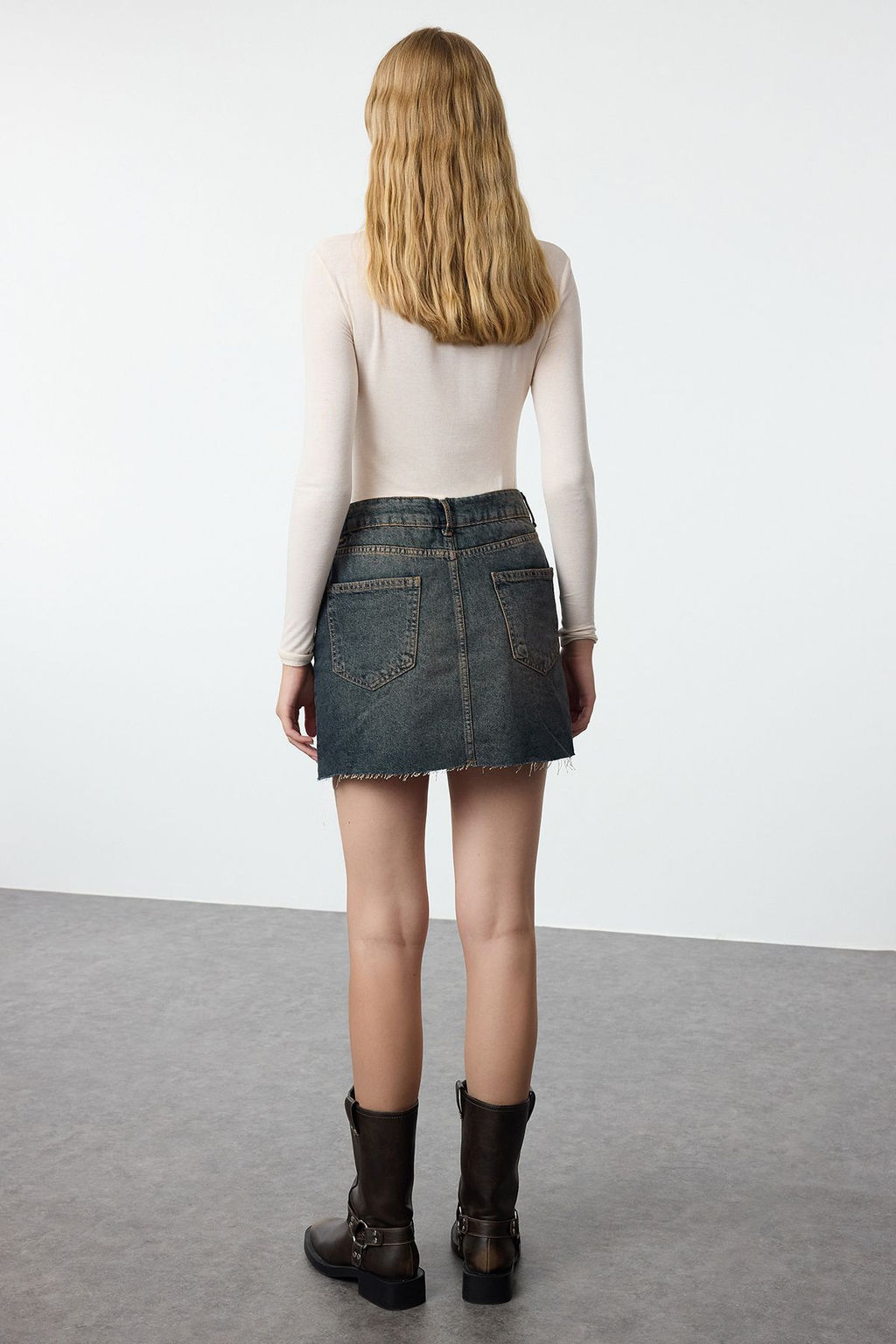 TRENDYOLMILLA Mavi Soluk Efekt Vintage Yuksek Bel Mini Denim Etek TWOAW25ET00087 фото 5