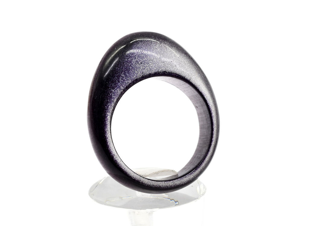 Перстень крупный из кошачьего глаза фиолетовый размер 16