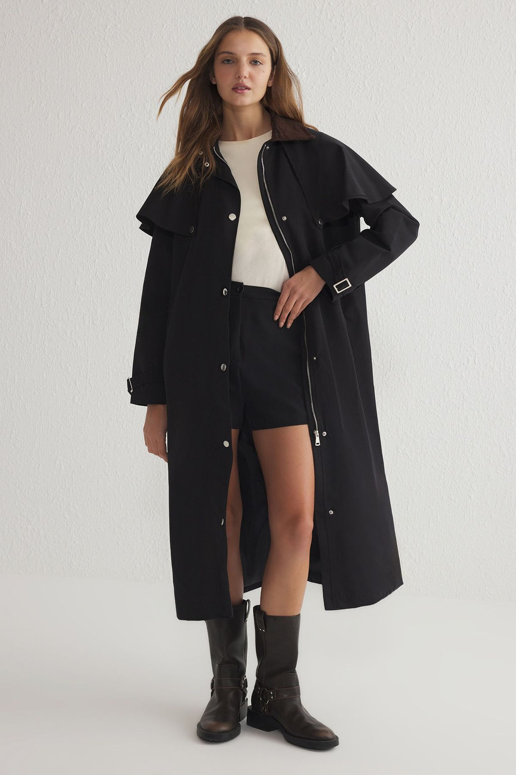 Trendyolmilla Siyah Omuz Detayl? Oversize Uzun Trenckot TWOSS25TR00012