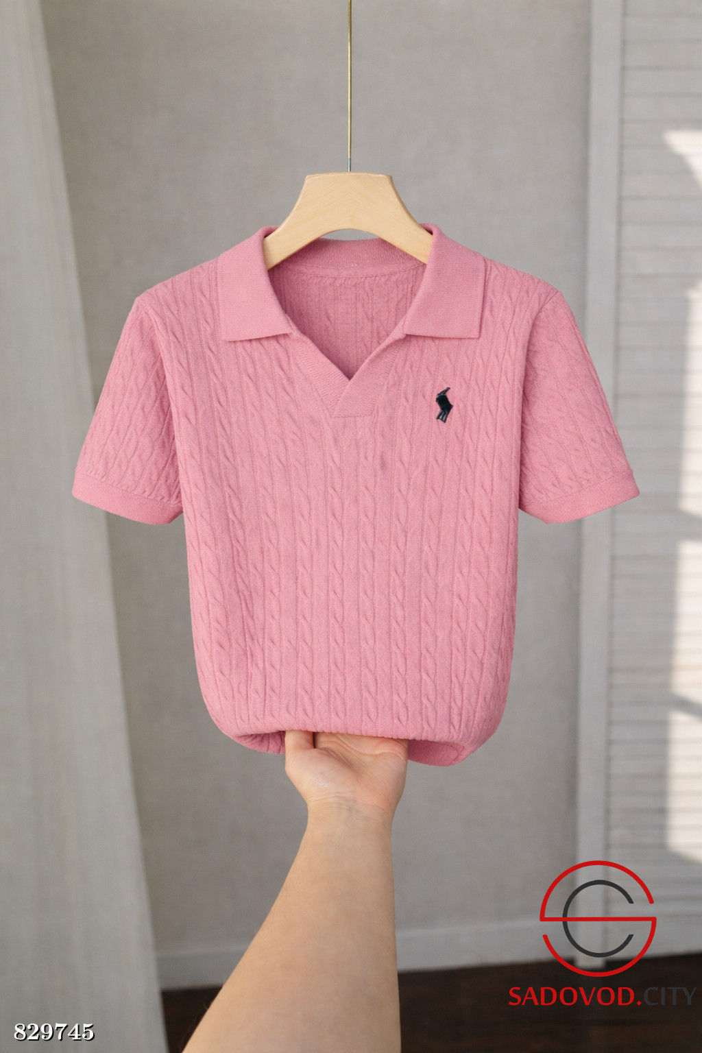Футболка-поло с V-вырезом