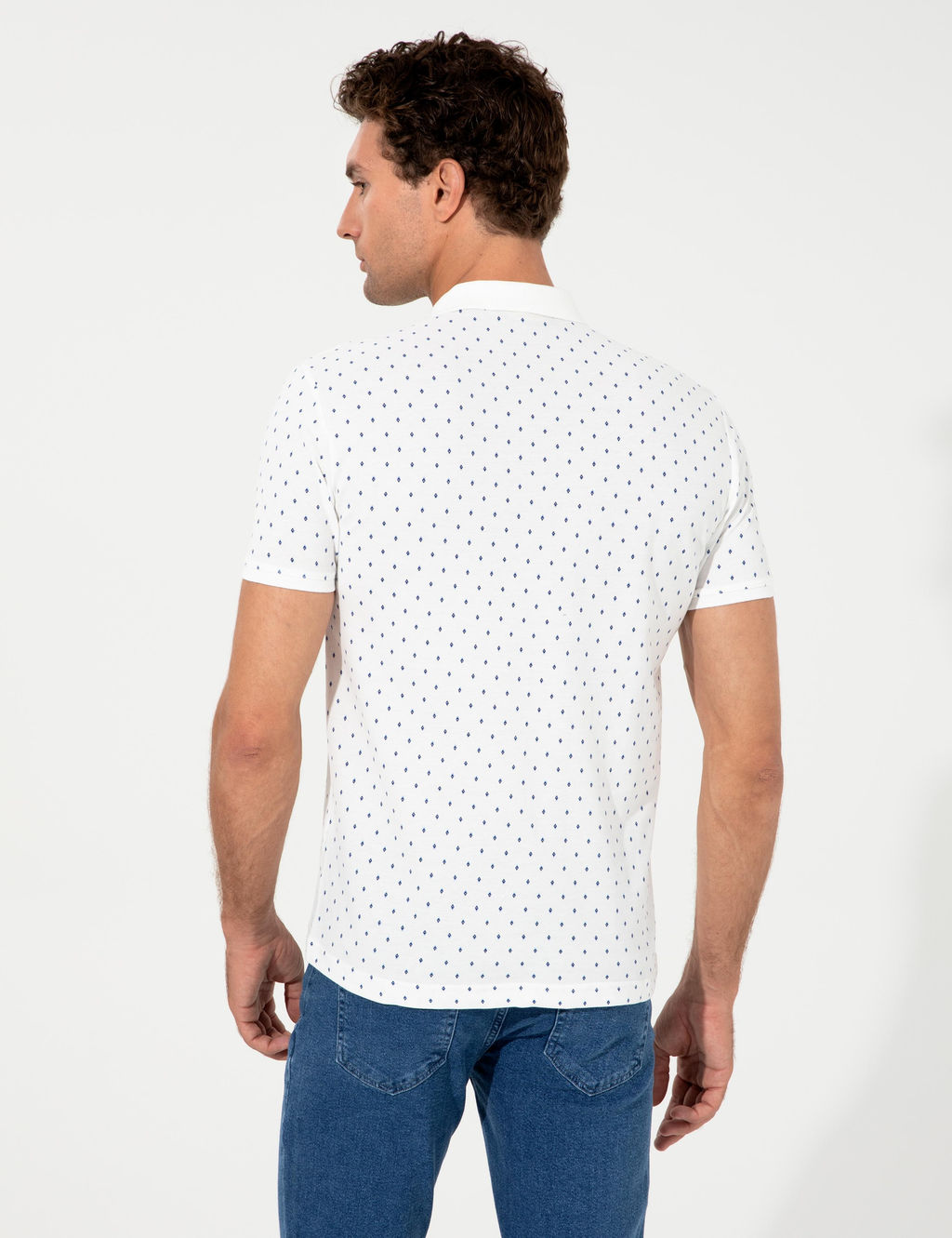 Белая футболка с воротником-поло