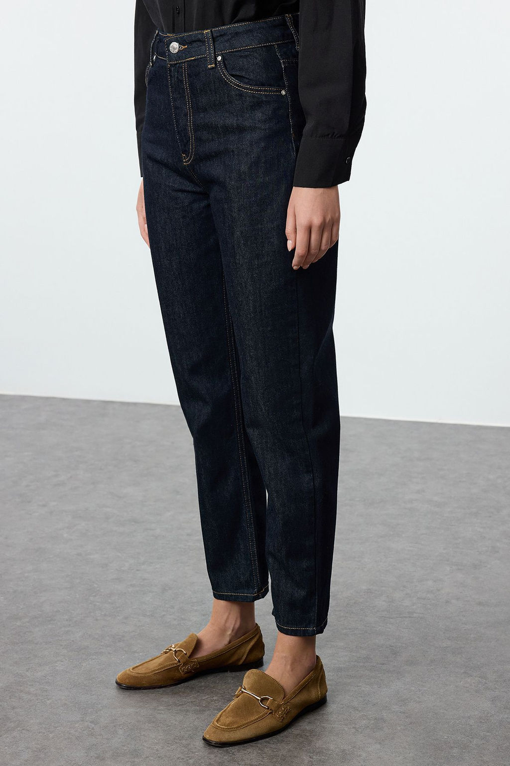 Koyu Mavi Yuksek Bel Mom Jeans TWOAW25JE00081 - Trendyolmilla фото 4