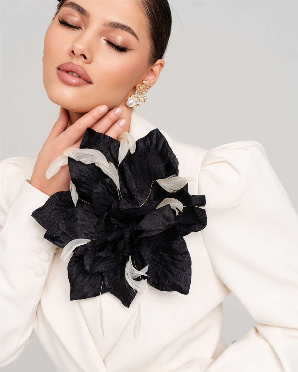 Премиальная Брошь с проволокой в шелковых лепестках и перышками