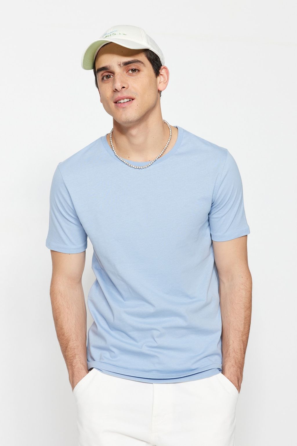 TRENDYOL MAN Beyaz Slim/Dar Kesim K?sa Kollu %100 Pamuklu Bisiklet Yaka T-Shirt TMNSS19BO0001
