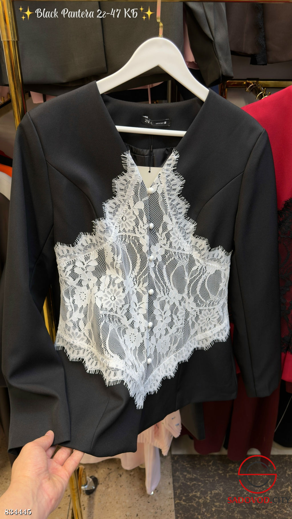 Женский удлиненный пиджак с кружевной отделкой