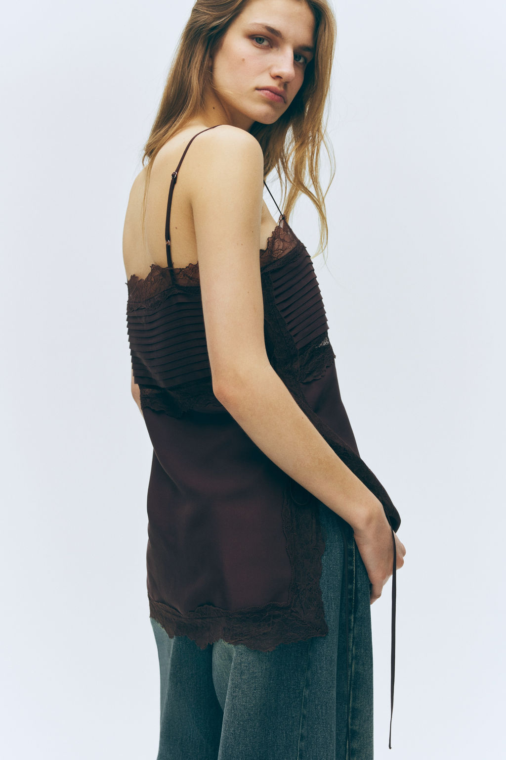 Top de tirantes espagueti con detalles de encaje - H&m фото 3