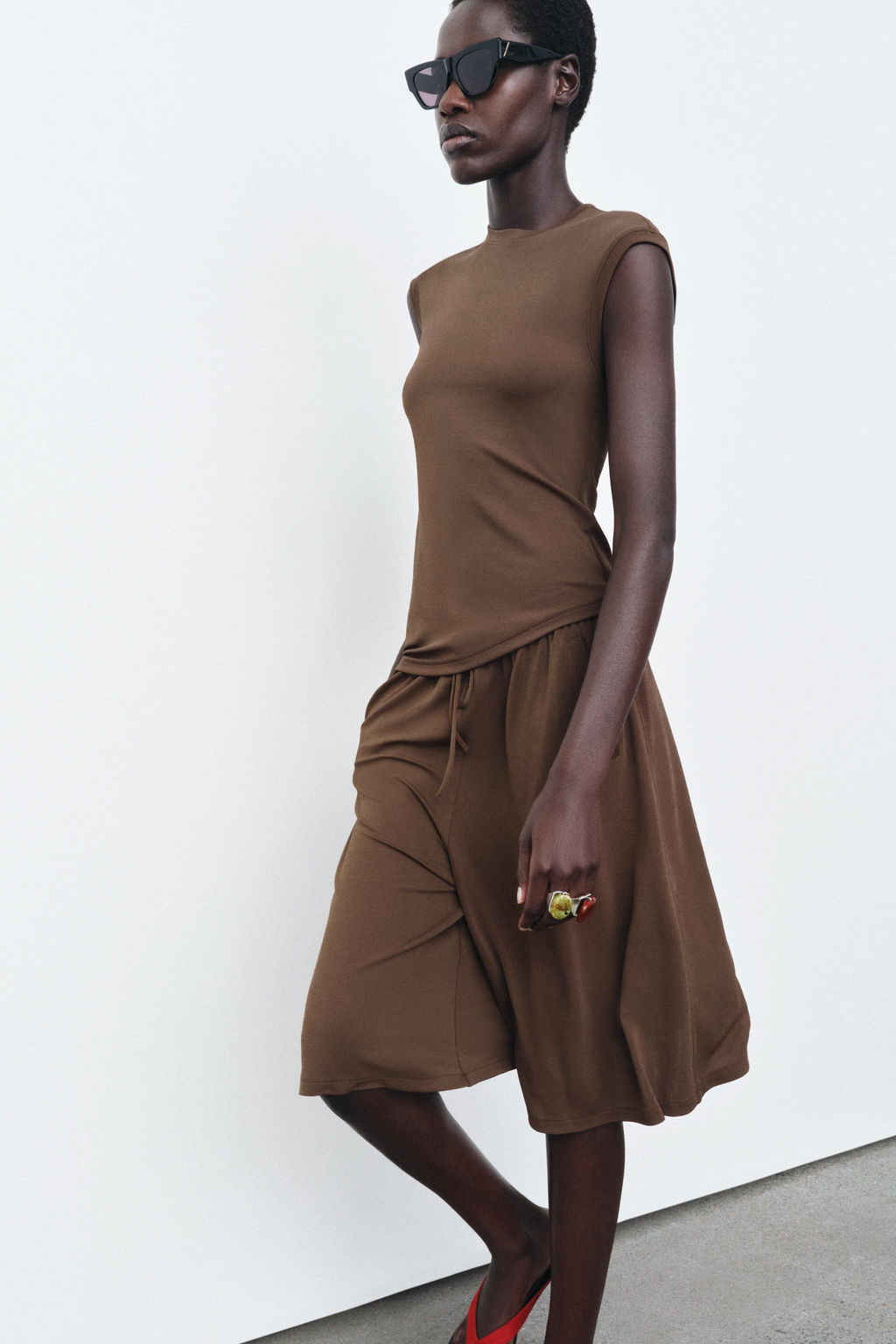 ASYMMETRIC SLEEVELESS T-SHIRT - Zara фото 2