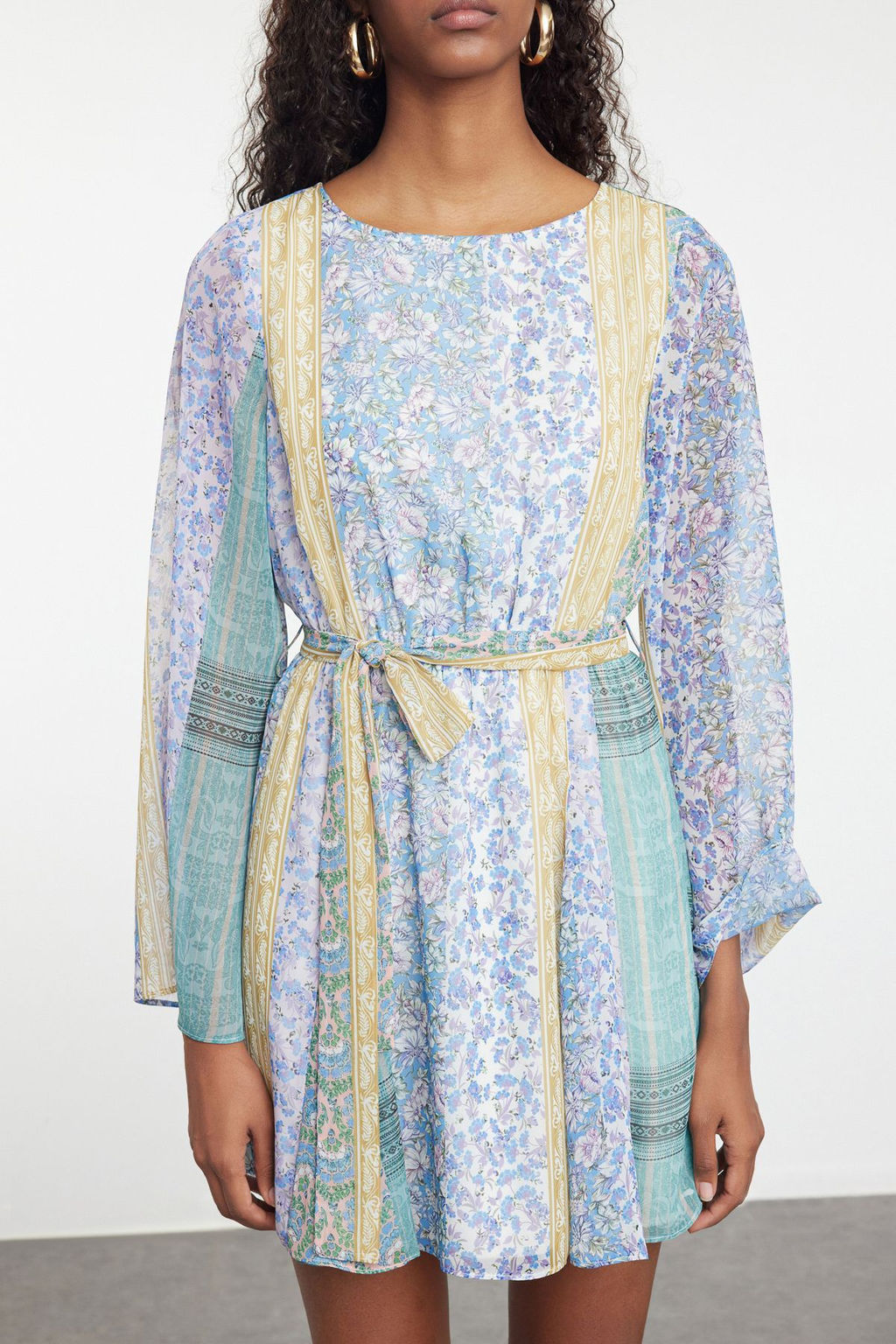 TRENDYOLMILLA Cok Renkli Cicek Desenli Etegi Belden Ac?lan Mini Astarl? Dokuma Sifon Elbise TWOAW25EL00178  фото 8