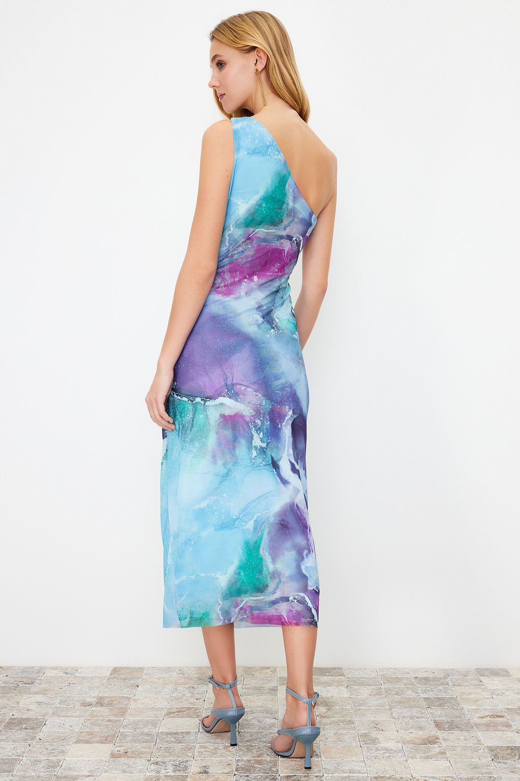 Cok Renkli Tek Kol Vucuda Oturan Aksesuar Detayl? Tul Esnek Orme Midi Kalem Elbise TWOSS24EL00174