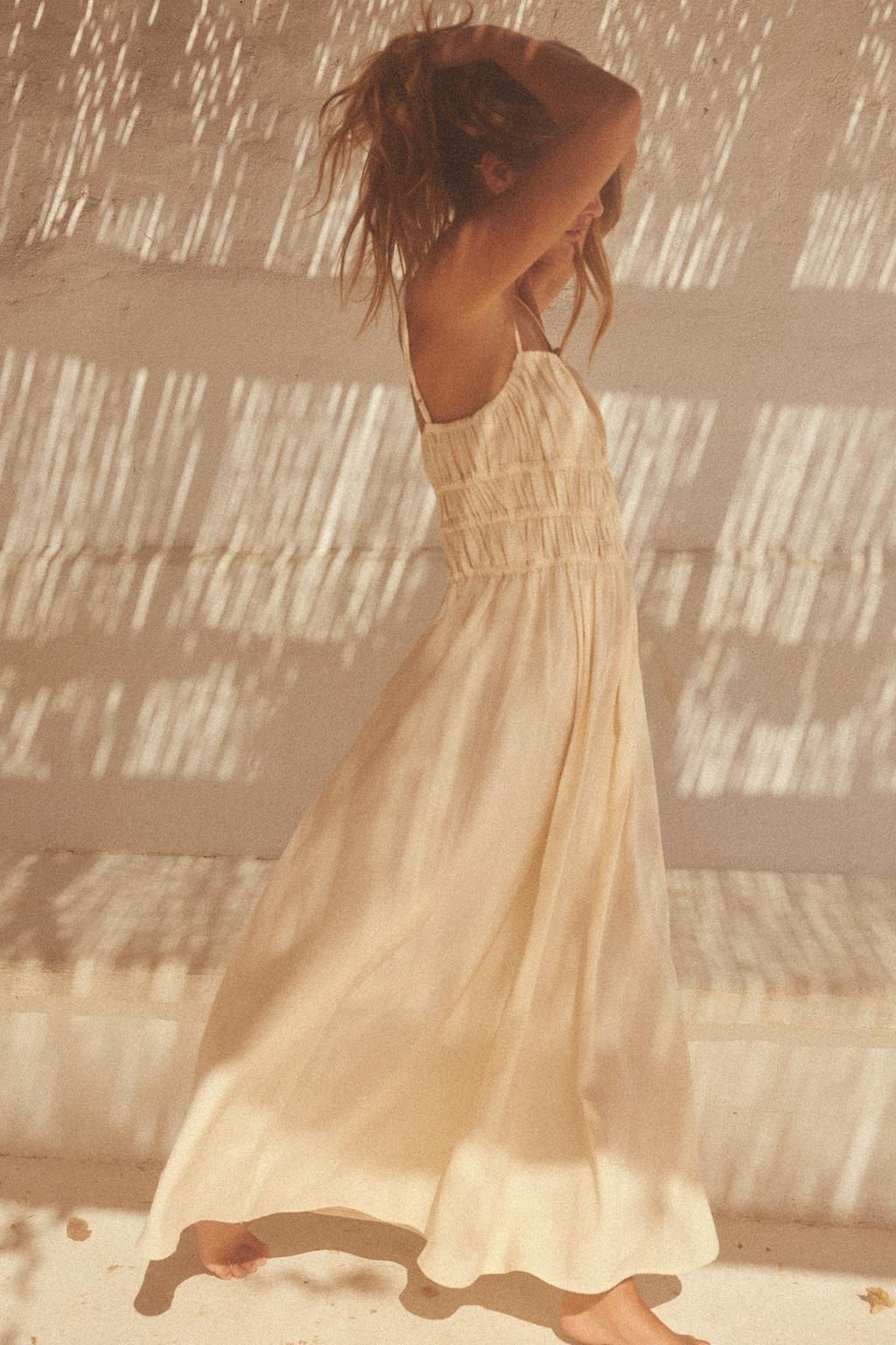 FLOWING MIDI DRESS WITH ELASTICATED DETAIL - Zara фото 3