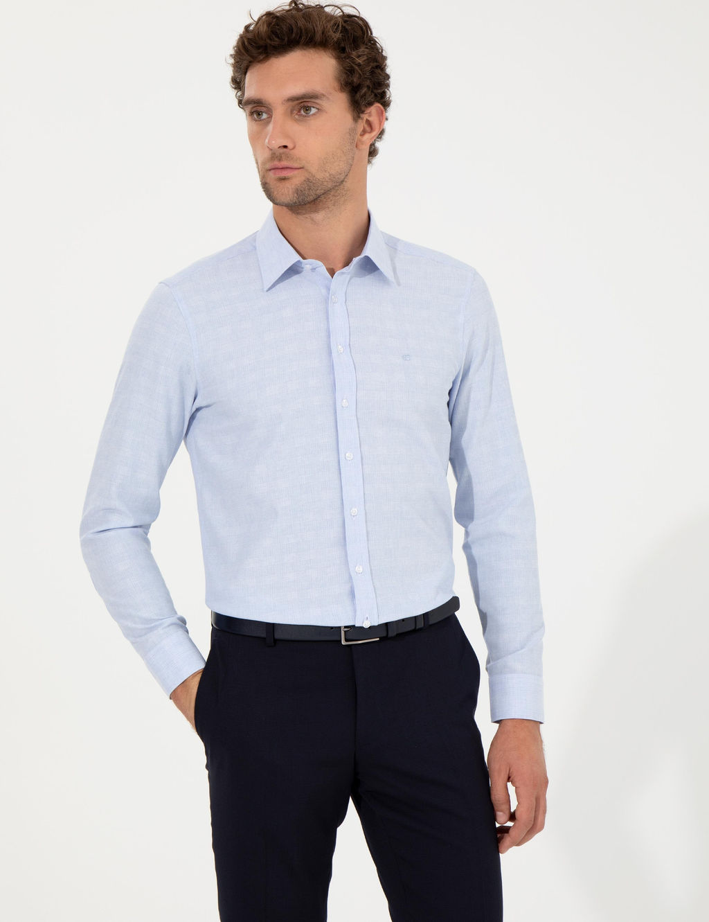 Синяя зауженная рубашка с длинным рукавом