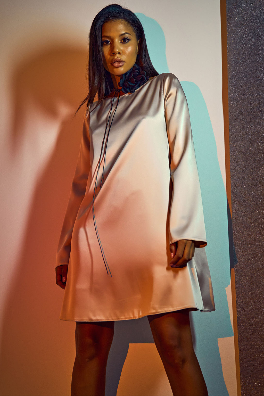 Платье с рукавом из атласа светло-бежевое новый год